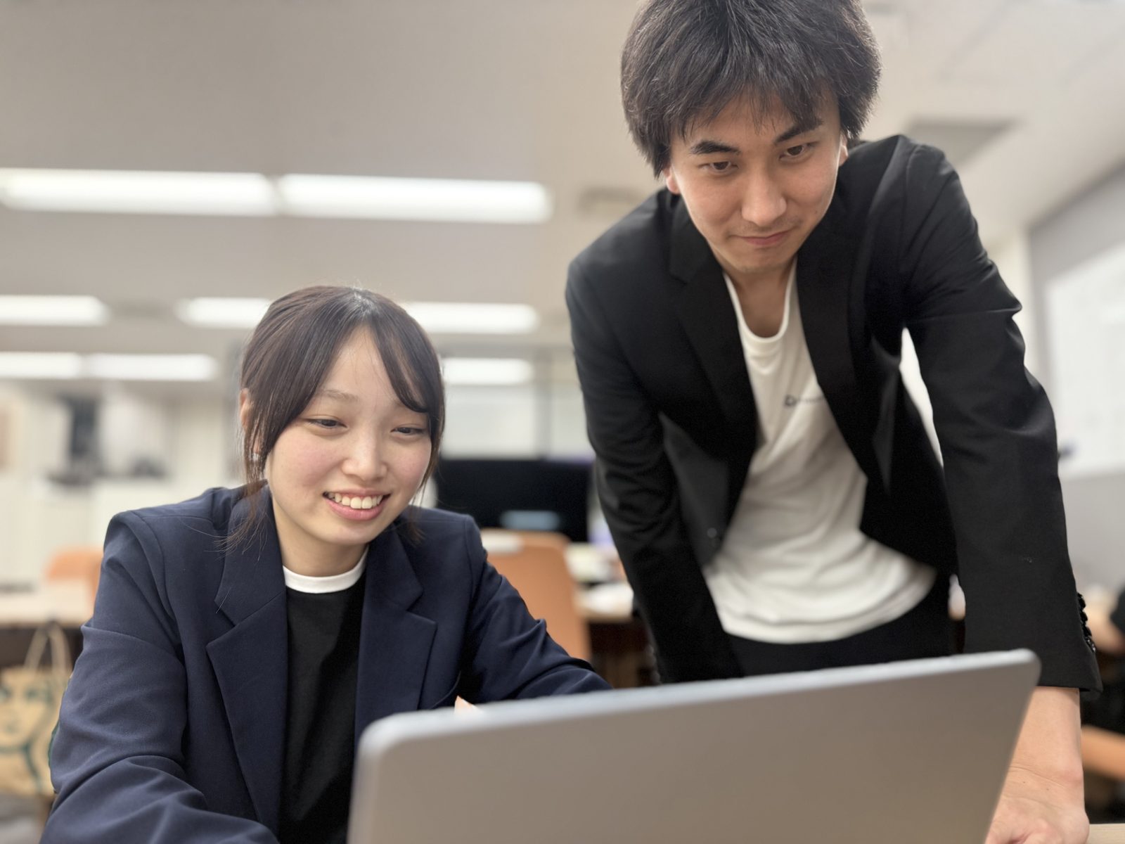 オフィスで働くメンバーの様子