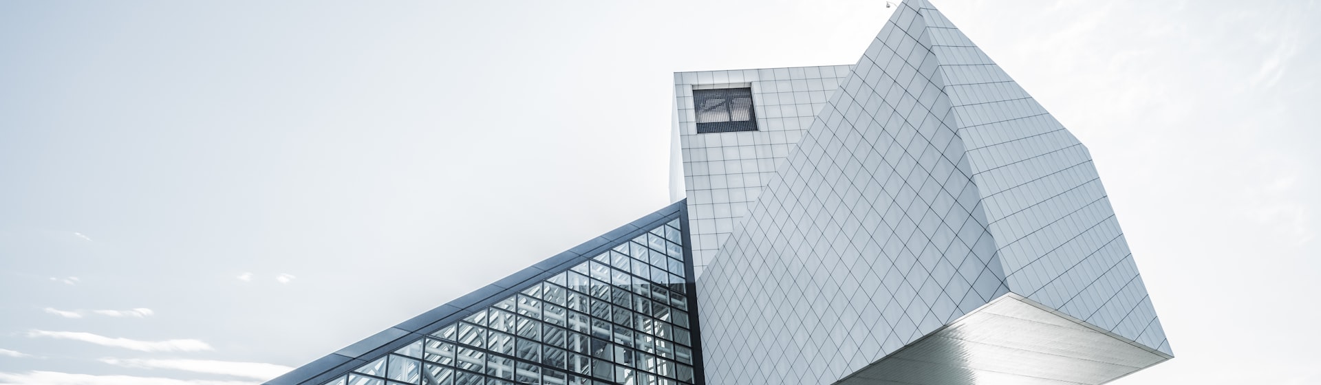 幾何学的なフォルムの現代建築